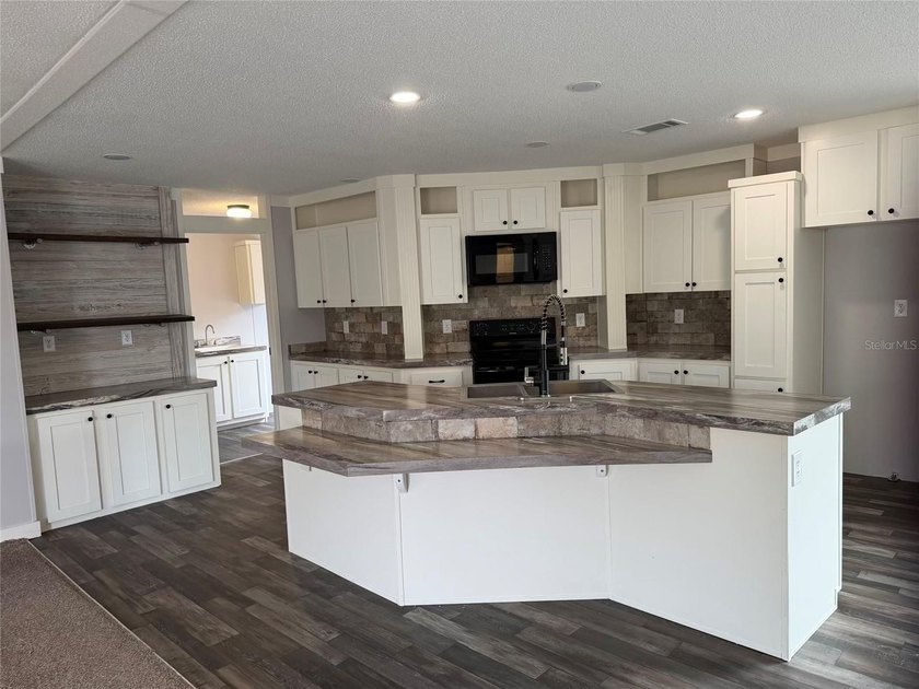 Welcome to peaceful country living with modern comfort! This - photo 4