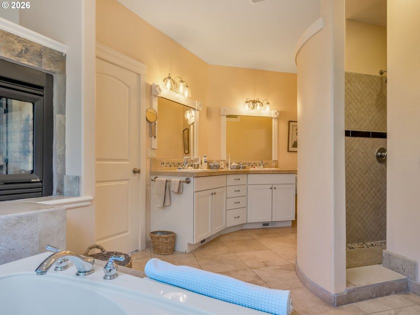 Well built and meticulously maintained, this exquisite Shamrock - photo 26