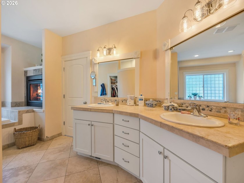 Well built and meticulously maintained, this exquisite Shamrock - photo 27