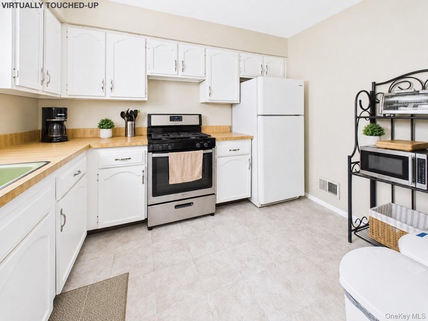 Welcome to 140 Regis Drive, a versatile Staten Island property - photo 28