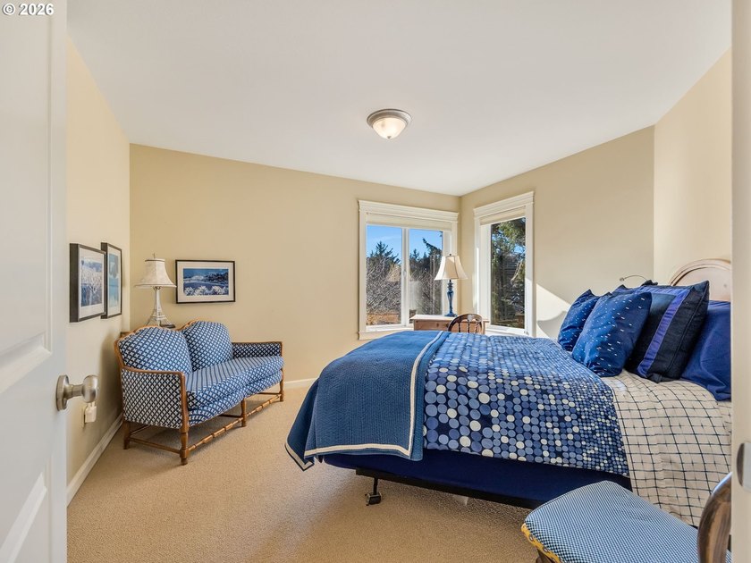Well built and meticulously maintained, this exquisite Shamrock - photo 30
