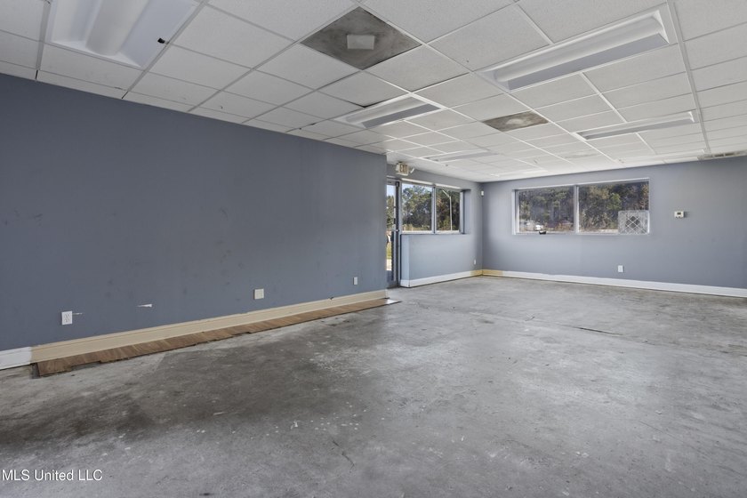 This versatile commercial investment property features multiple - photo 11