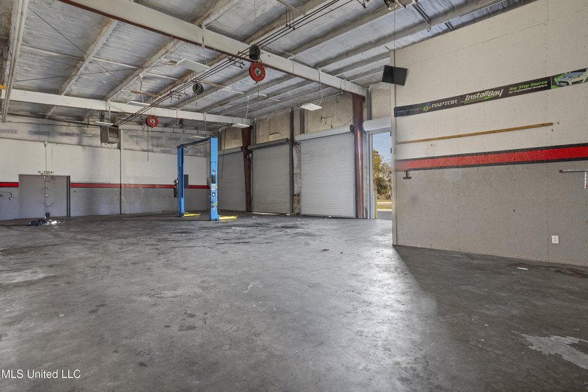 This versatile commercial investment property features multiple - photo 18