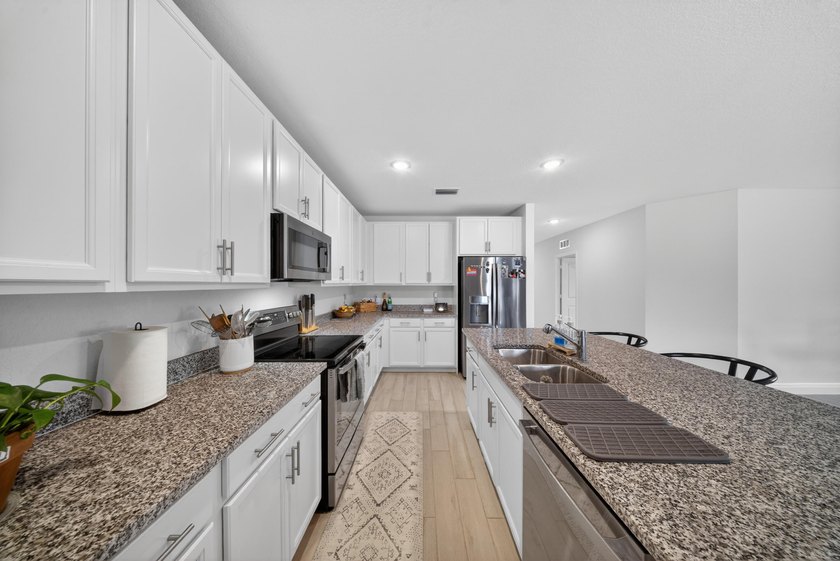 Welcome to this beautifully maintained home featuring 4 bedrooms - photo 11