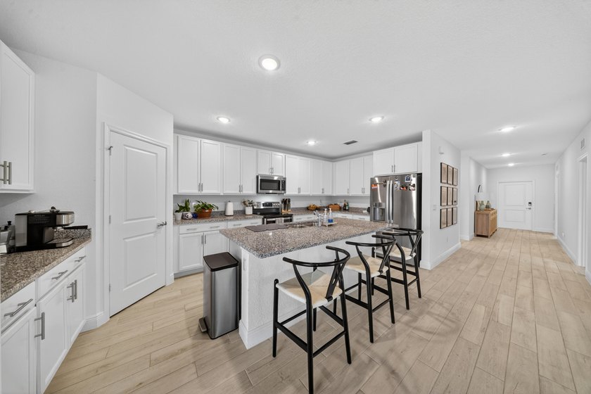 Welcome to this beautifully maintained home featuring 4 bedrooms - photo 12