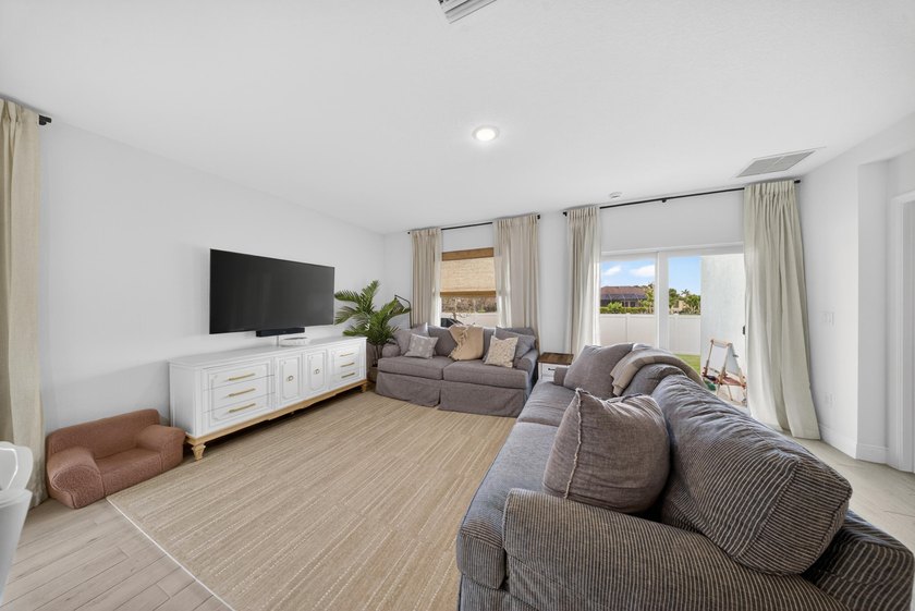 Welcome to this beautifully maintained home featuring 4 bedrooms - photo 14
