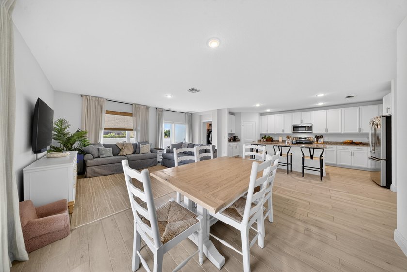 Welcome to this beautifully maintained home featuring 4 bedrooms - photo 15