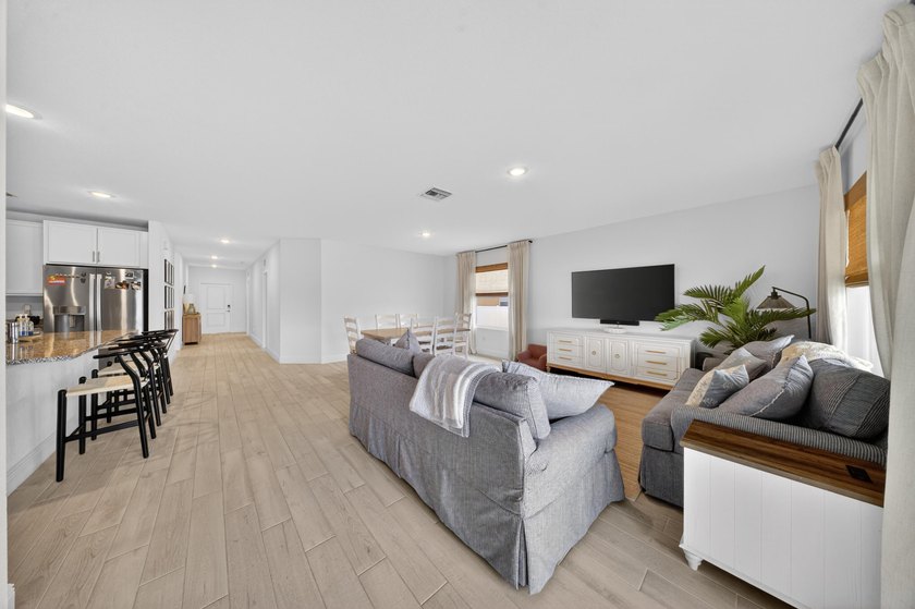 Welcome to this beautifully maintained home featuring 4 bedrooms - photo 16