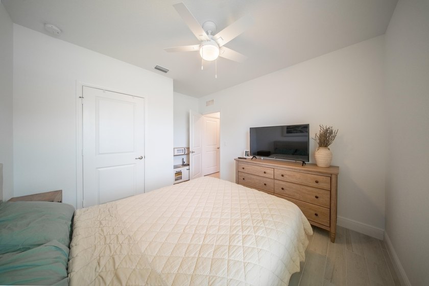 Welcome to this beautifully maintained home featuring 4 bedrooms - photo 21