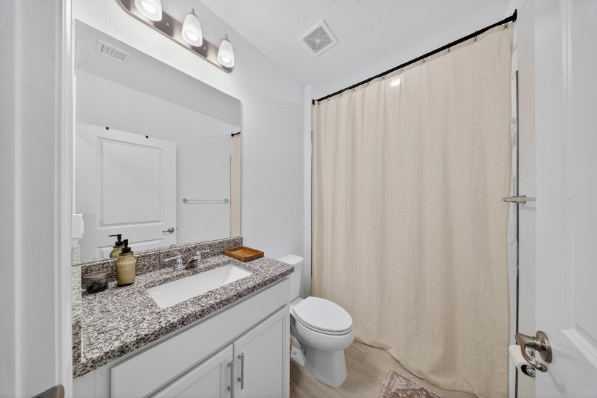 Welcome to this beautifully maintained home featuring 4 bedrooms - photo 22