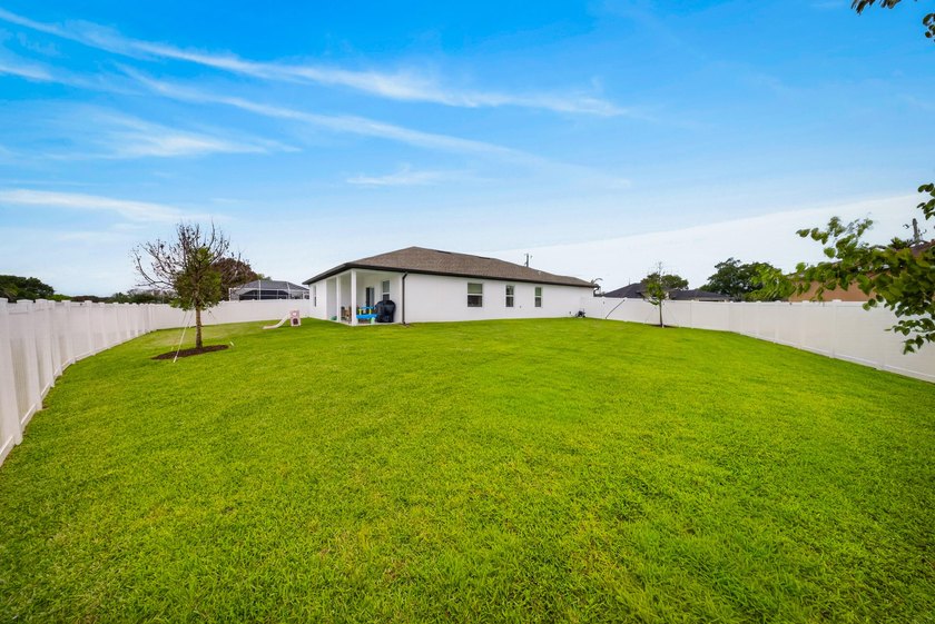 Welcome to this beautifully maintained home featuring 4 bedrooms - photo 25
