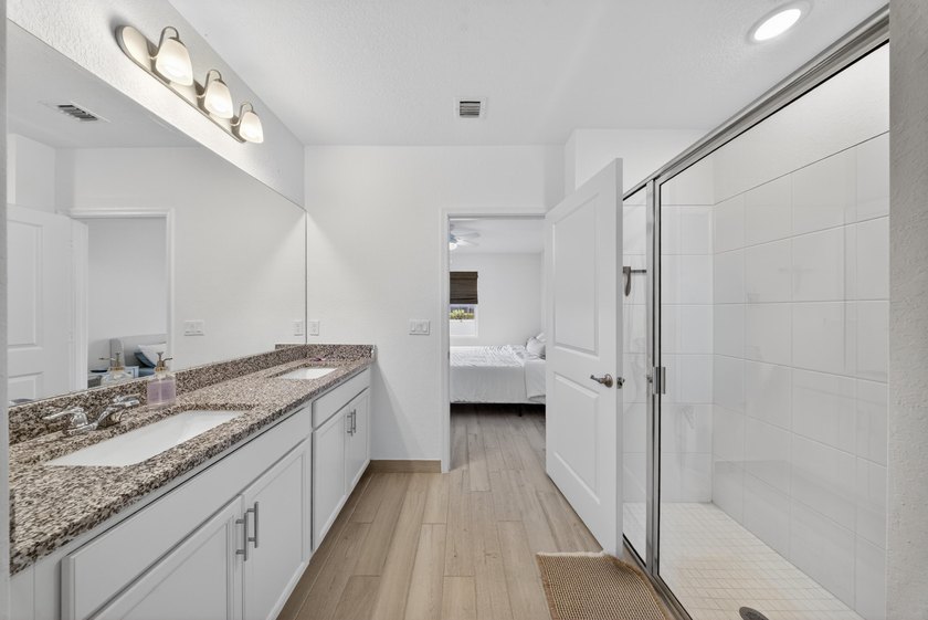 Welcome to this beautifully maintained home featuring 4 bedrooms - photo 26