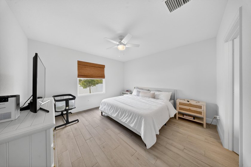 Welcome to this beautifully maintained home featuring 4 bedrooms - photo 27