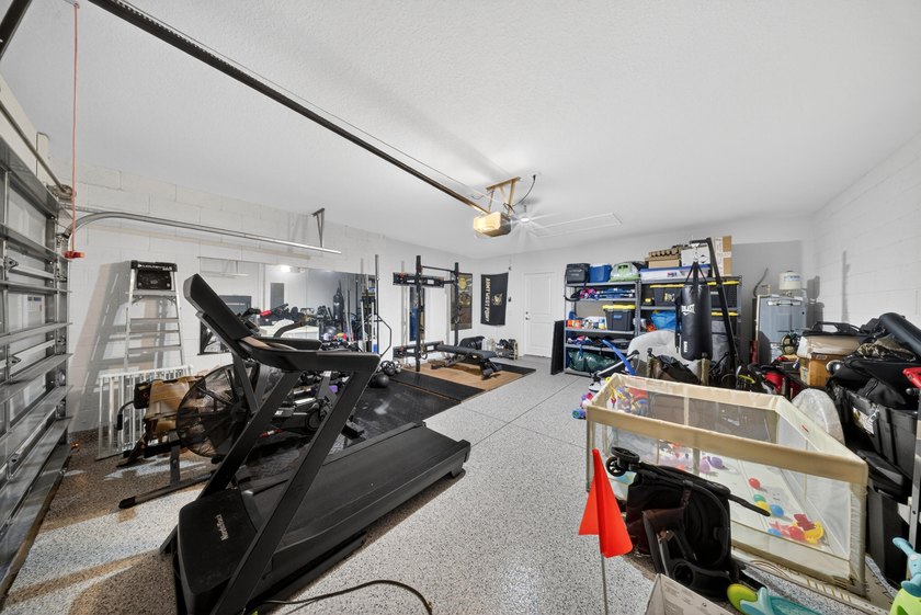 Welcome to this beautifully maintained home featuring 4 bedrooms - photo 32