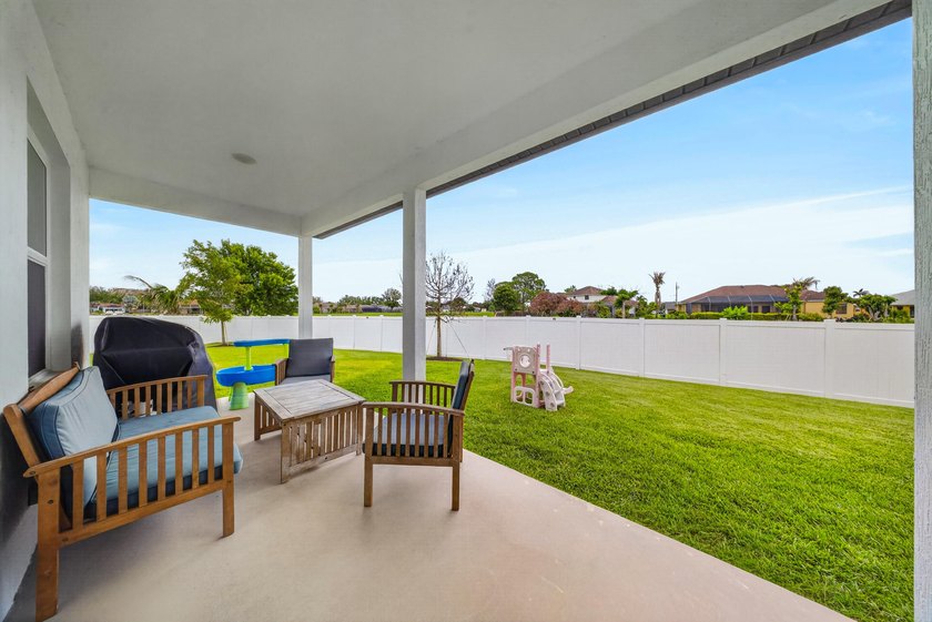 Welcome to this beautifully maintained home featuring 4 bedrooms - photo 33