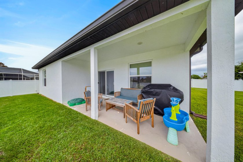 Welcome to this beautifully maintained home featuring 4 bedrooms - photo 34