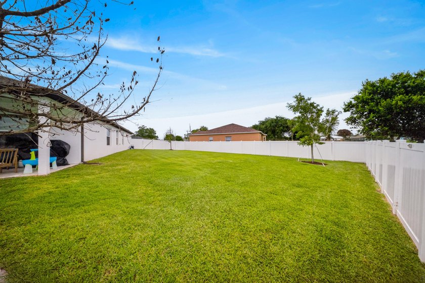 Welcome to this beautifully maintained home featuring 4 bedrooms - photo 35