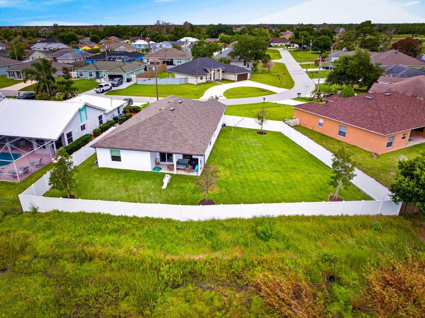 Welcome to this beautifully maintained home featuring 4 bedrooms - photo 37