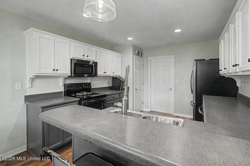 Adorable and well-maintained home featuring a newer A/C system - photo 11