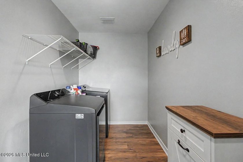 Adorable and well-maintained home featuring a newer A/C system - photo 12