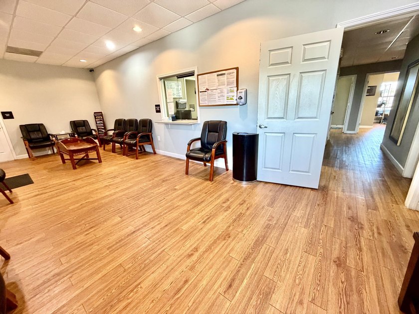 EASY SHOW! Now vacant. Destin BUSINESS PROFESSIONALS! Here is a - photo 15