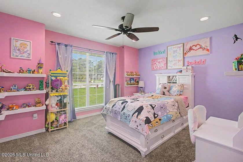 Adorable and well-maintained home featuring a newer A/C system - photo 15