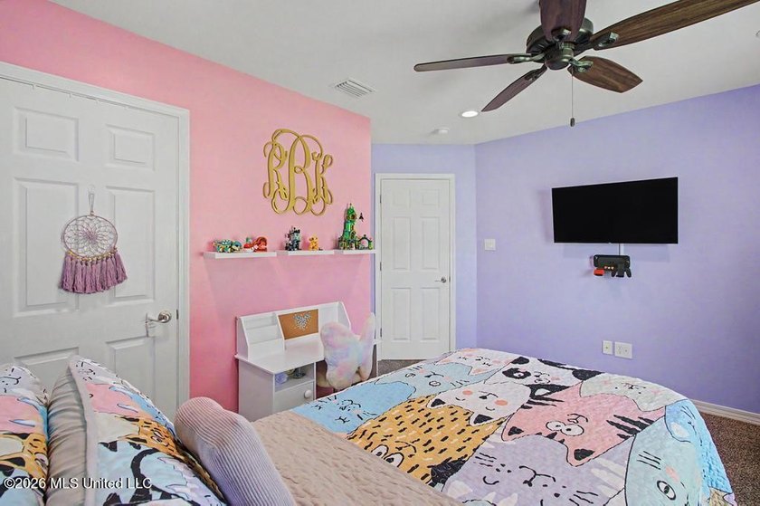 Adorable and well-maintained home featuring a newer A/C system - photo 16