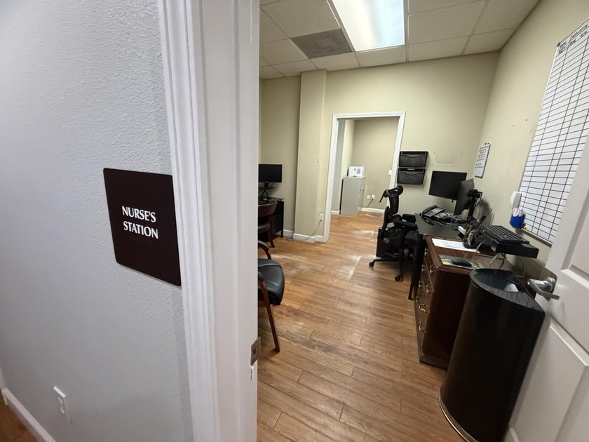 EASY SHOW! Now vacant. Destin BUSINESS PROFESSIONALS! Here is a - photo 19