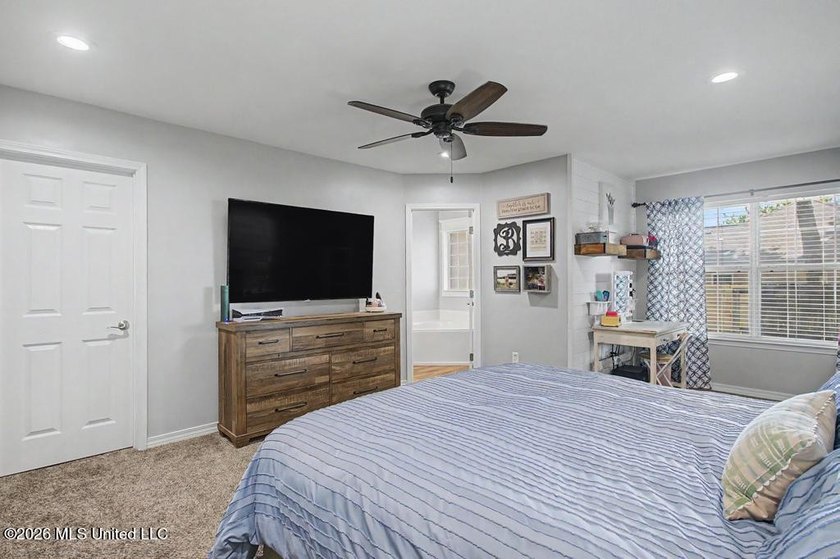 Adorable and well-maintained home featuring a newer A/C system - photo 19