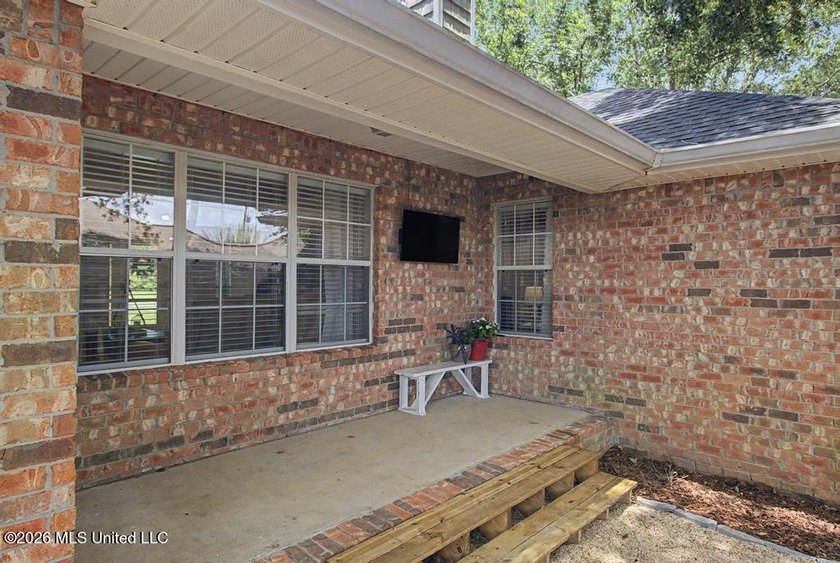 Adorable and well-maintained home featuring a newer A/C system - photo 23