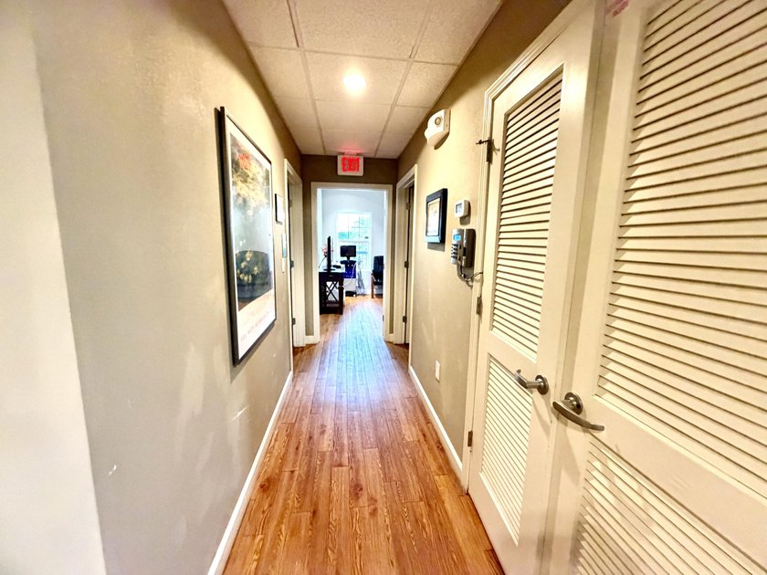 EASY SHOW! Now vacant. Destin BUSINESS PROFESSIONALS! Here is a - photo 26