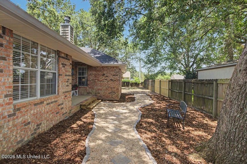 Adorable and well-maintained home featuring a newer A/C system - photo 26