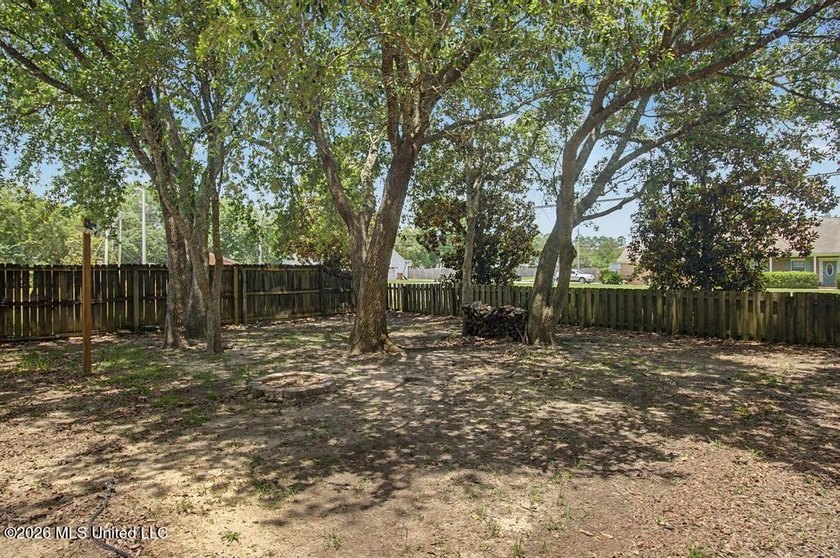 Adorable and well-maintained home featuring a newer A/C system - photo 27