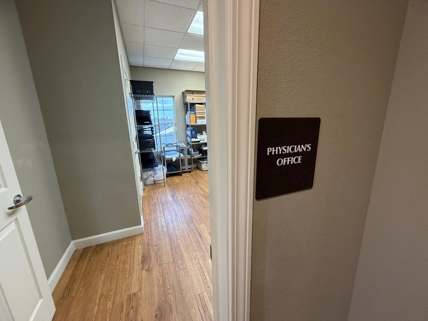 EASY SHOW! Now vacant. Destin BUSINESS PROFESSIONALS! Here is a - photo 30