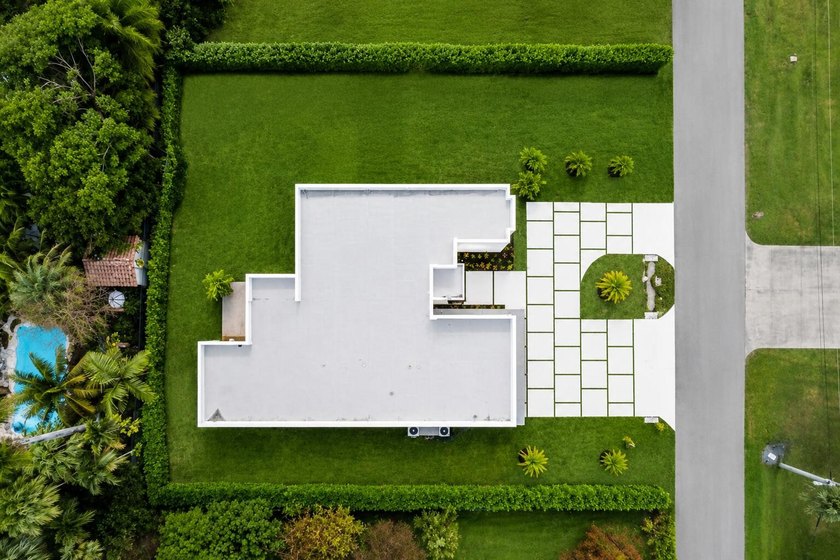 Welcome to this unique and luxurious modern Estate in Plantation - photo 4