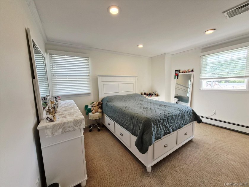 Welcome to this exceptional 6-bedroom Colonial offers the - photo 15