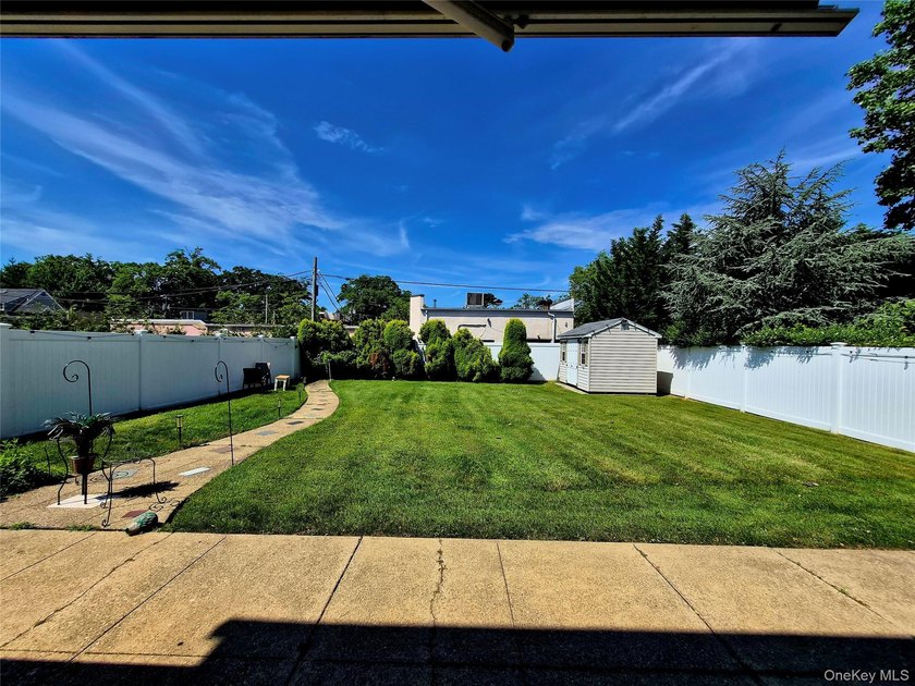Welcome to this exceptional 6-bedroom Colonial offers the - photo 28