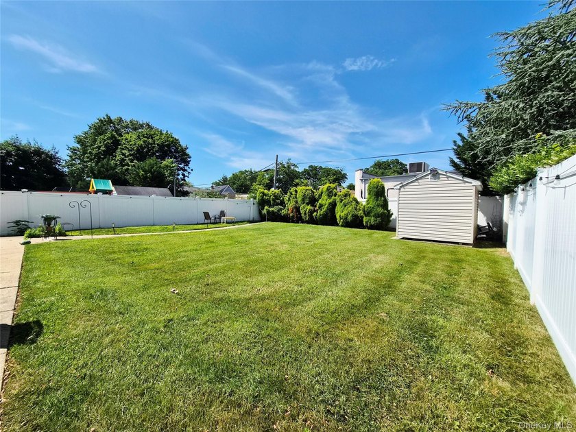 Welcome to this exceptional 6-bedroom Colonial offers the - photo 29