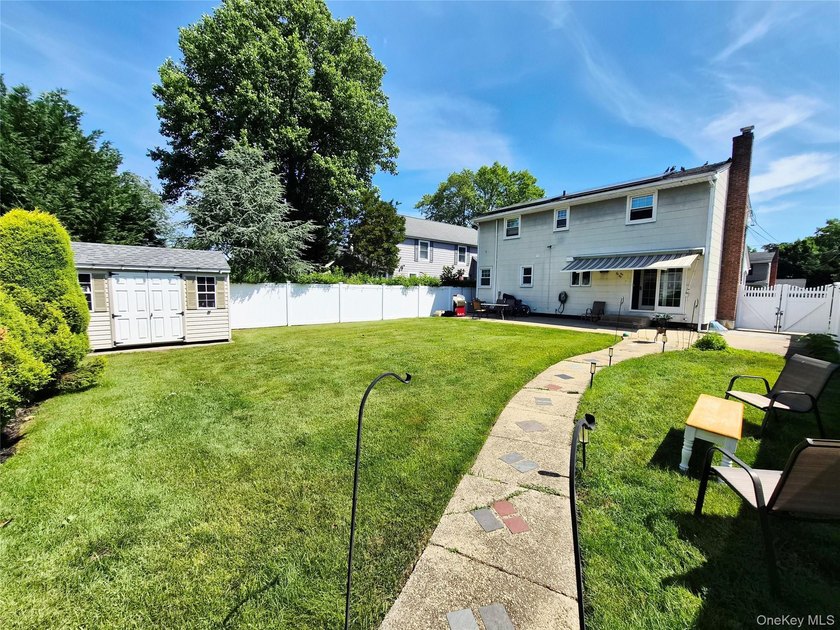 Welcome to this exceptional 6-bedroom Colonial offers the - photo 30