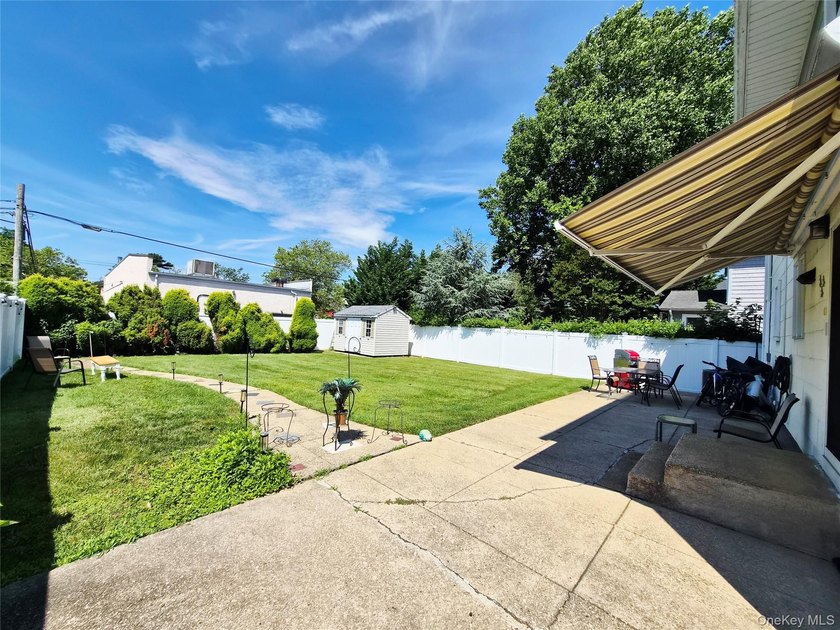 Welcome to this exceptional 6-bedroom Colonial offers the - photo 32