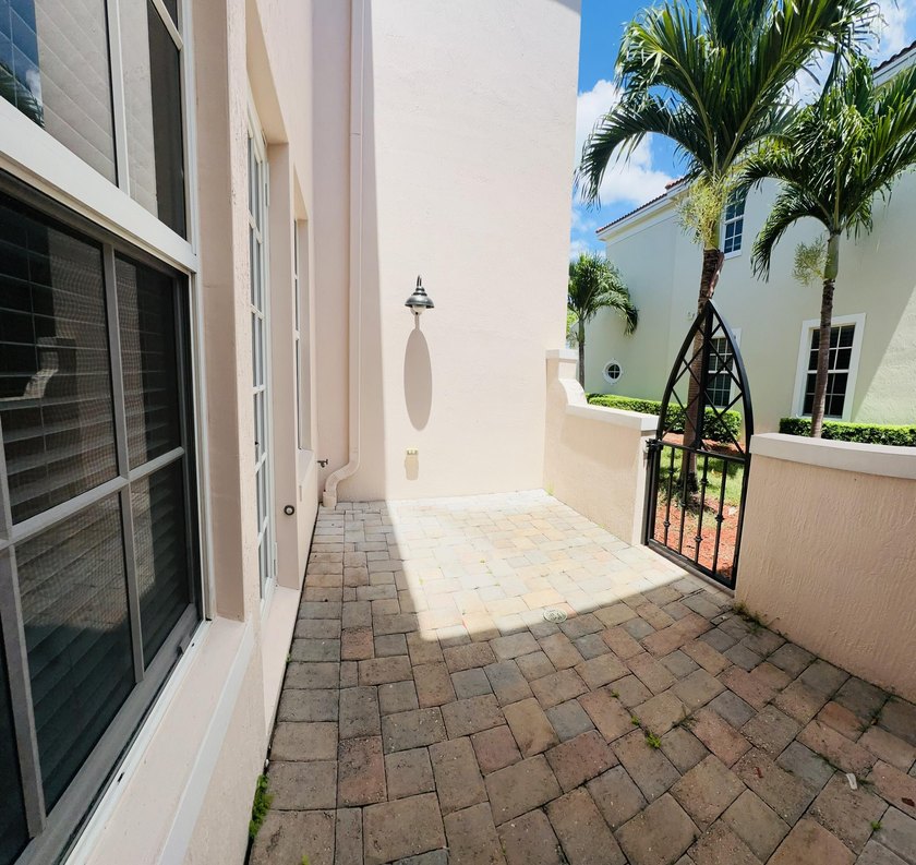 Impeccably maintained and presented in like-new condition, this - photo 16