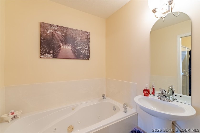 Enjoy easy, low-maintenance living in this spacious 3 bed / 3 - photo 18