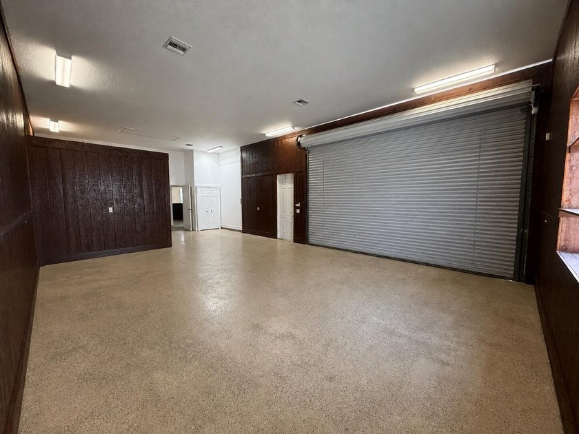 Spacious 3-bedroom, 2-bath in-ground pool home with standout - photo 12