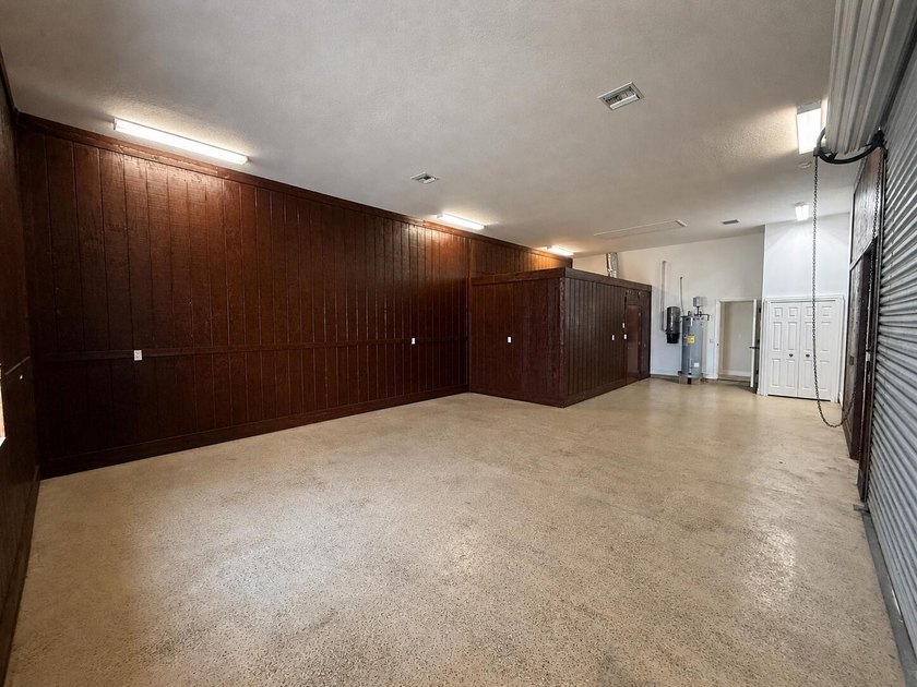 Spacious 3-bedroom, 2-bath in-ground pool home with standout - photo 13