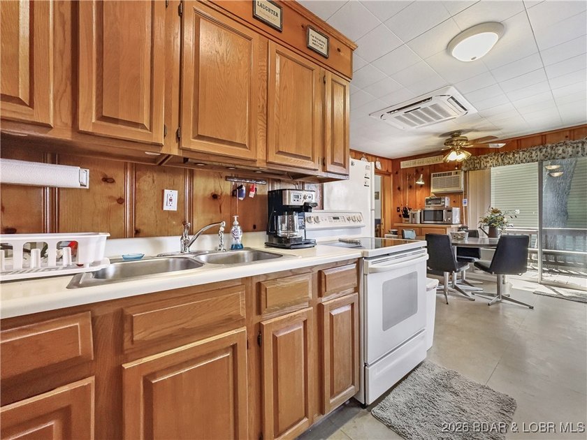 This lake home has it all for 1 price - Boat, 2 PWC's, Paddle - photo 15