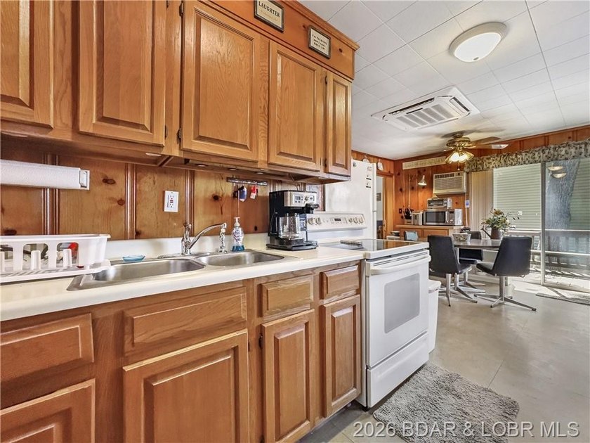 This lake home has it all for 1 price - Boat, 2 PWC's, Paddle - photo 15