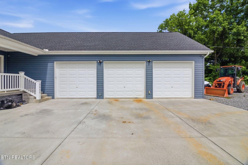 What a LAKEFRONT home awaits its proud new owners!! Viewers can - photo 15