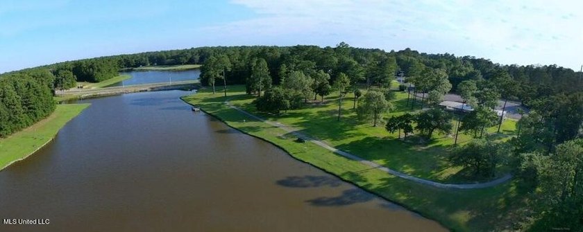 Beautiful corner lot with large established live oak and water - photo 11