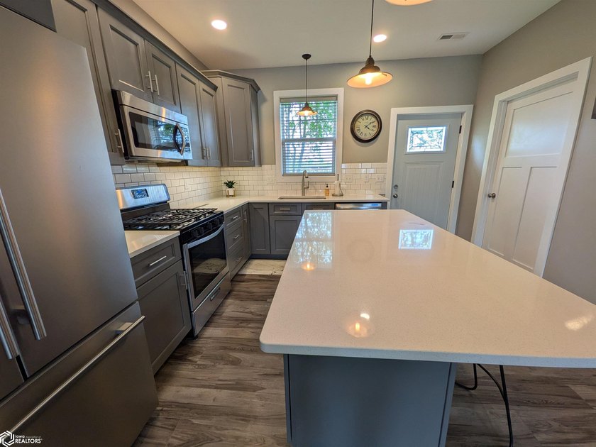 Built in 2021 by local builder Snow Construction, this - photo 5