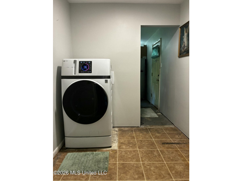 This 3 bedroom, 2 bath home is a spacious ranch-style home - photo 25